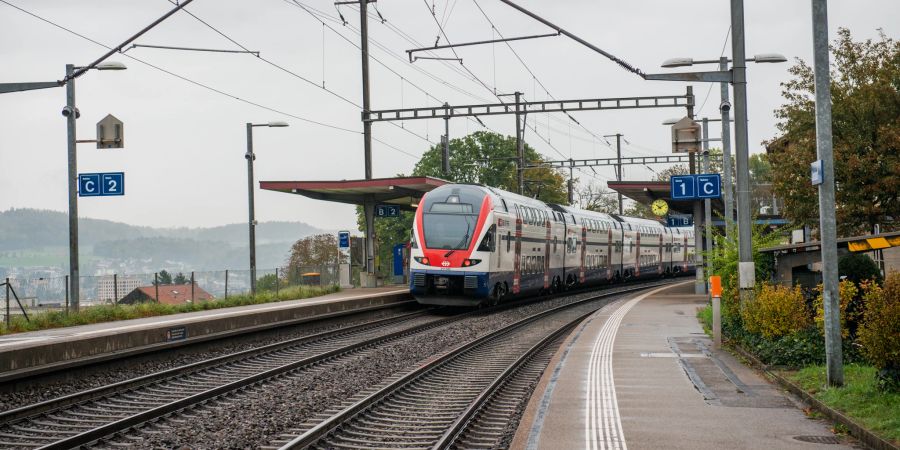 Zugdurchfahrt am Bahnhof in Urdorf. - Bezirk Dietikon.