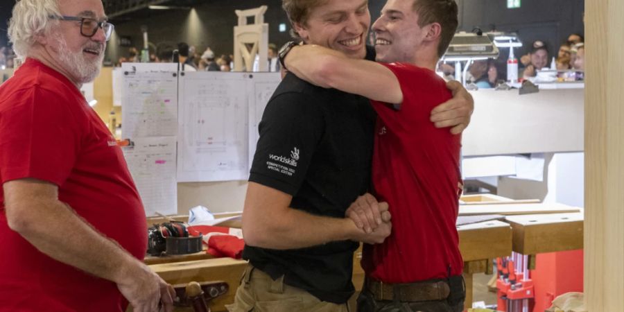 Schreiner Romain Mingard (rechts) hat an den Berufsweltmeisterschaften Worldskills in Basel am Samstag die Bronzemedaille in der Disziplin Bauschreinern geholt. Der 20-Jährige aus dem Kanton Neuenburg holte damit die insgesamt vierte Medaille für die Schweiz.