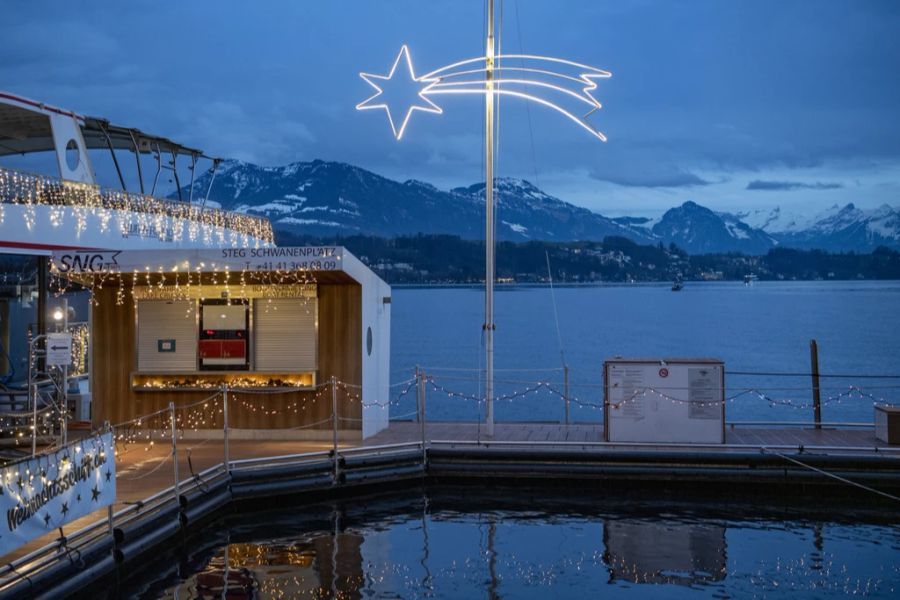 Diesen Anblick wird es im Winter 2022 nicht geben: Weihnachtsbeleuchtung am Schweizerhofquai in der Luzerner Altstadt.