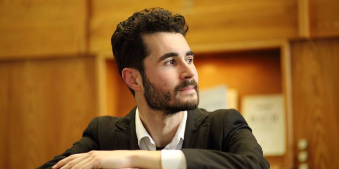 Organist Vincenzo Allevato (im Bild) leitet zusammen mit Chorleiter João Tiago Santos den Generationenwechsel in der Kirchenmusik der Reformierten Kirche Stadt Luzern ein.