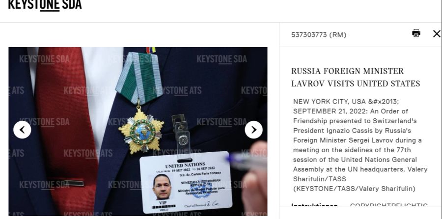 Bei der Agentur Keystone-SDA ist auch dasjenige Bild falsch angeschrieben, das den Zutrittsbadge des venezolanischen Aussenministers Carlos Faría Tortosa in Nahaufnahme zeigt