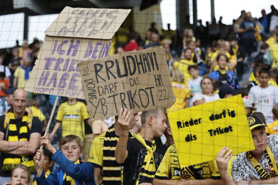 Auch in der Super League haben immer mehr Kinder ein Schild dabei.