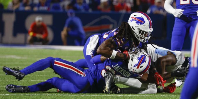 Bei diesem Zwischenfall wird Dane Jacksons Kopf 90 Grad nach hinten gestreckt. NFL