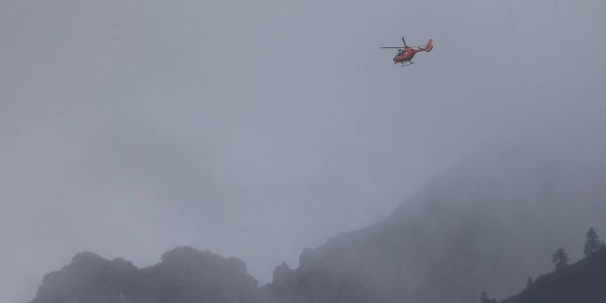 Mit einem Hubschrauber suchen Rettungskräfte der Bergwacht bei Berchtesgaden am Hochkalter nach einem vermissten Wanderer. Mit einem Hubschrauber suchen Rettungskräfte der Bergwacht bei Berchtesgaden am Hochkalter nach einem vermissten Wanderer.