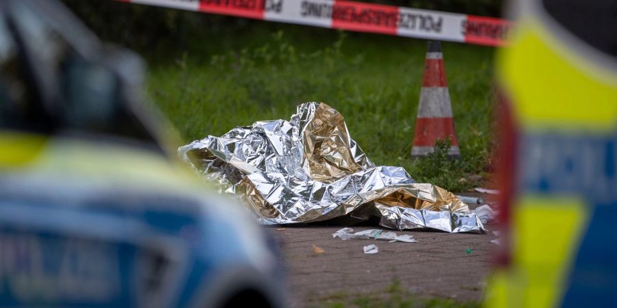 Wärmefolie liegt an dem Ort in Dormagen, an dem die Polizei einen den mutmasslichen Täter mit Schussverletzung aufgefunden hatte.