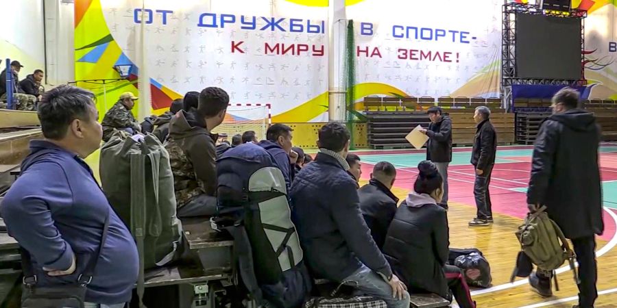 Russlands Präsident Wladimir Putin hat eine Mobilmachung verkündet - viele Russen verlassen das Land.