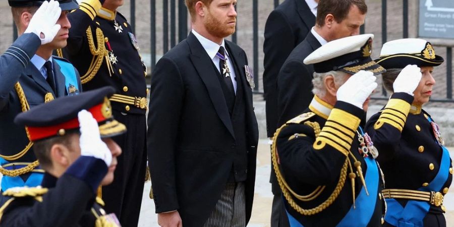 Prinz Harry salutierte nicht beim Staatsbegräbnis der Queen.