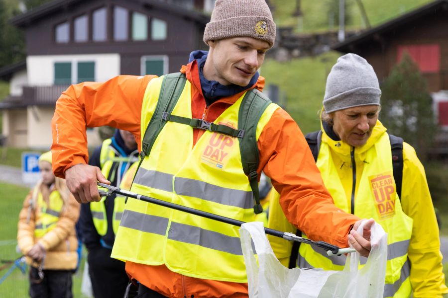 Snowboarder Jonas Boesiger ist Patron des IGSU Clean-Up-Day 2022 und packt mit an.