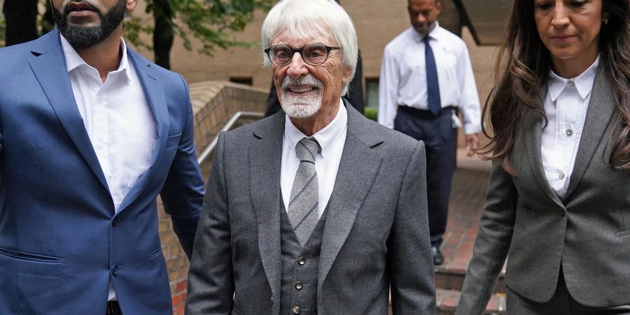 Bernie Ecclestone (m.) beim Verlassen das Southwark Crown Court in London. Sein Prozess beginnt in einem Jahr.