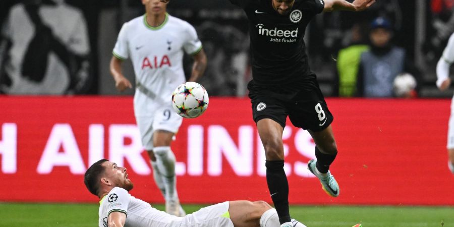 Frankfurts Djibril Sow (r) und Tottenhams Pierre-Emile Hojbjerg kämpfen um den Ball.