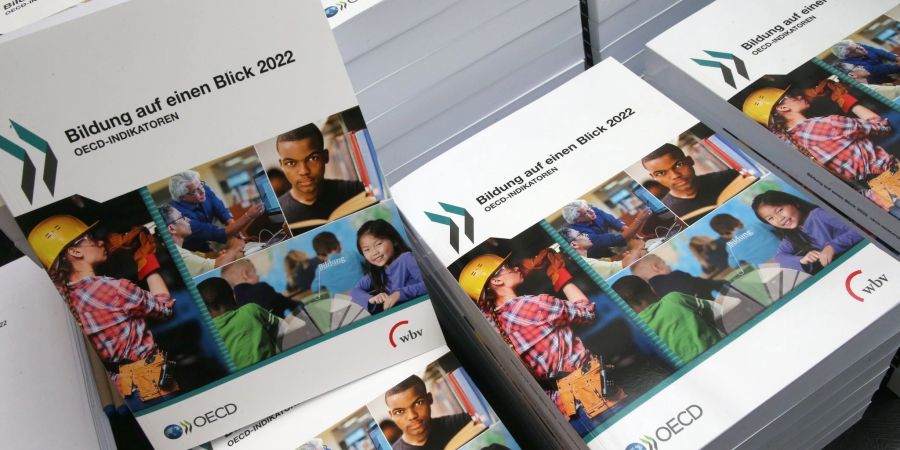 Exemplare der neuen OECD-Studie «Bildung auf einen Blick» liegen vor Beginn der Bundespressekonferenz zur Vorstellung bereit.