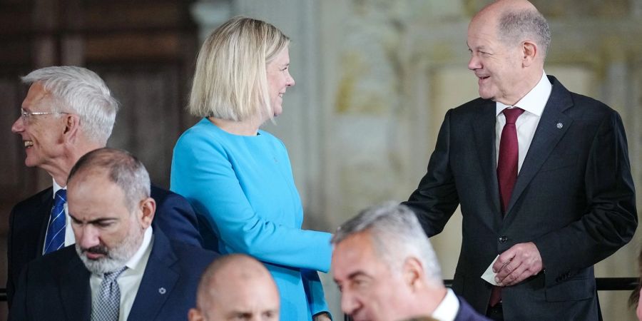 Bundeskanzler Olaf Scholz (SPD) unterhält sich mit Eva Magdalena Andersson, Ministerpräsidentin von Schweden.