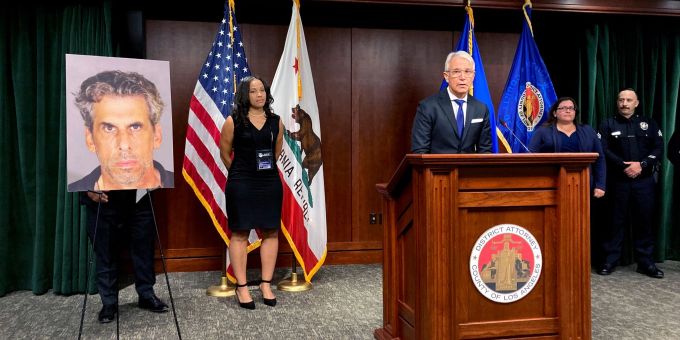Der Bezirksstaatsanwalt von Los Angeles, George Gascon, steht während einer Pressekonferenz neben dem Foto von Fernsehproduzent Eric Weinberg. Der Bezirksstaatsanwalt von Los Angeles, George Gascon, steht während einer Pressekonferenz neben dem Foto von Fernsehproduzent Eric Weinberg.