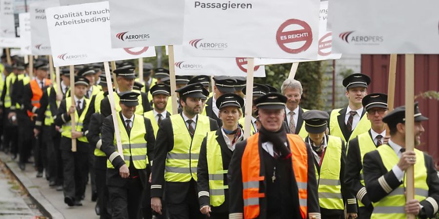 Die Piloten der Swiss bei ihrem Protestmarsch von vergangener Woche. Inzwischen haben die Piloten und ihre Arbeitgeberin einen Schritt aufeinander zu gemacht: Die Verhandlungen zwischen dem Swiss-Chef und der Pilotenspitze sind nicht mehr an Bedingungen geknüpft. (Archivbild)