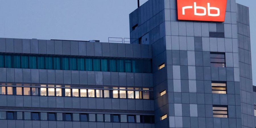 Das beleuchtete Logo des Senders Rundfunk Berlin-Brandenburg (RBB) ist an der Fassade am Sitz des Senders an der Masurenallee angebracht.
