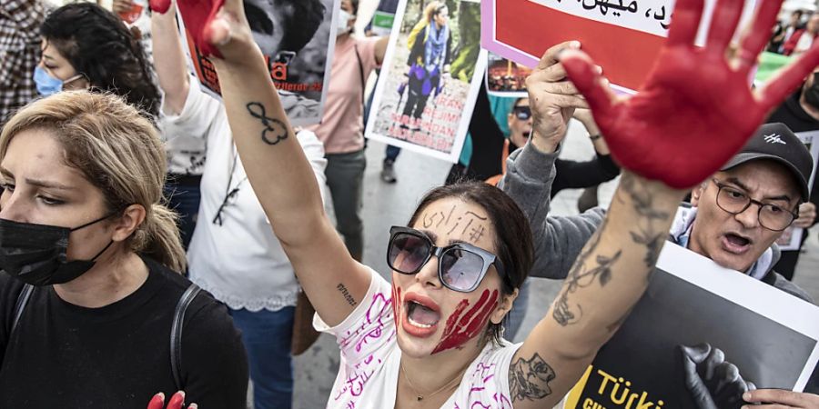 Eine Solidaritätskundgebung vor dem iranischen Konsulat in Istanbul. Foto: Onur Dogman/SOPA Images via ZUMA Press Wire/dpa