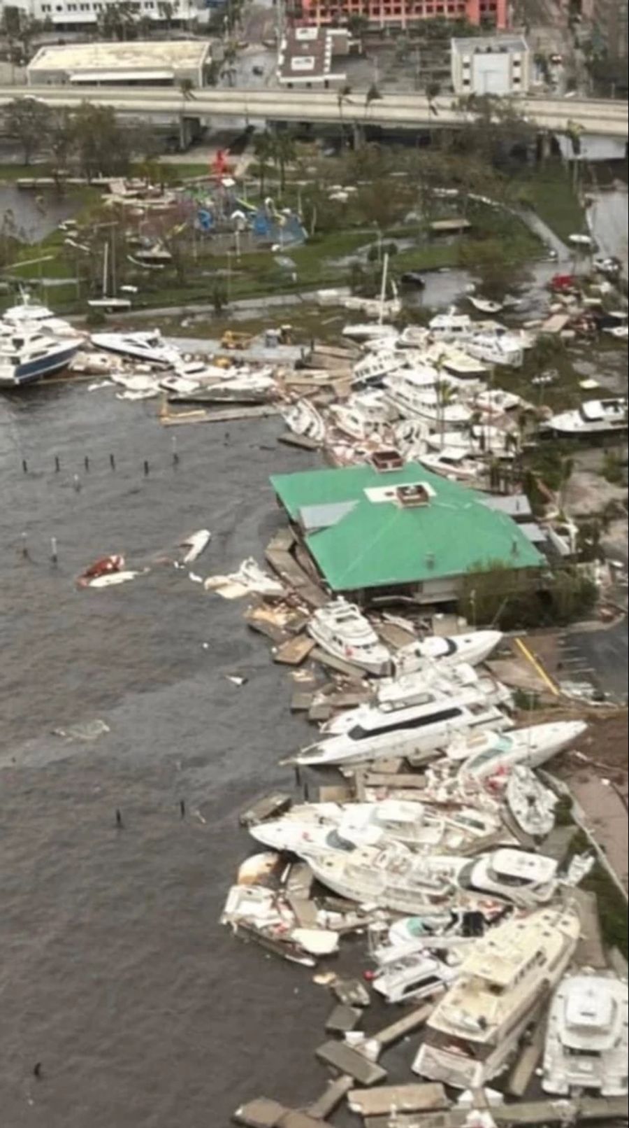 Ein verwüsteter Hafen in Cape Coral, Florida, nach Hurrikan Ian.