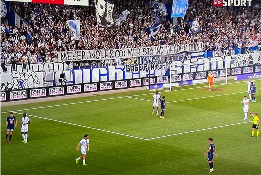 Die Fans des FC Luzern mit Transpis beim YB-Spiel. «Meyer, Wolf & Co.: Wir stehen hinter euch»