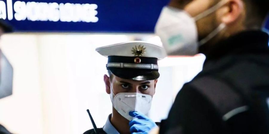 Eine Verordnung aus dem Bundesinnenministerium sieht für Länder, in denen sich besonders ansteckende Varianten des Coronavirus stark ausgebreitet haben, eine weitreichende Einreisesperre vor. Foto: Andreas Arnold/dpa