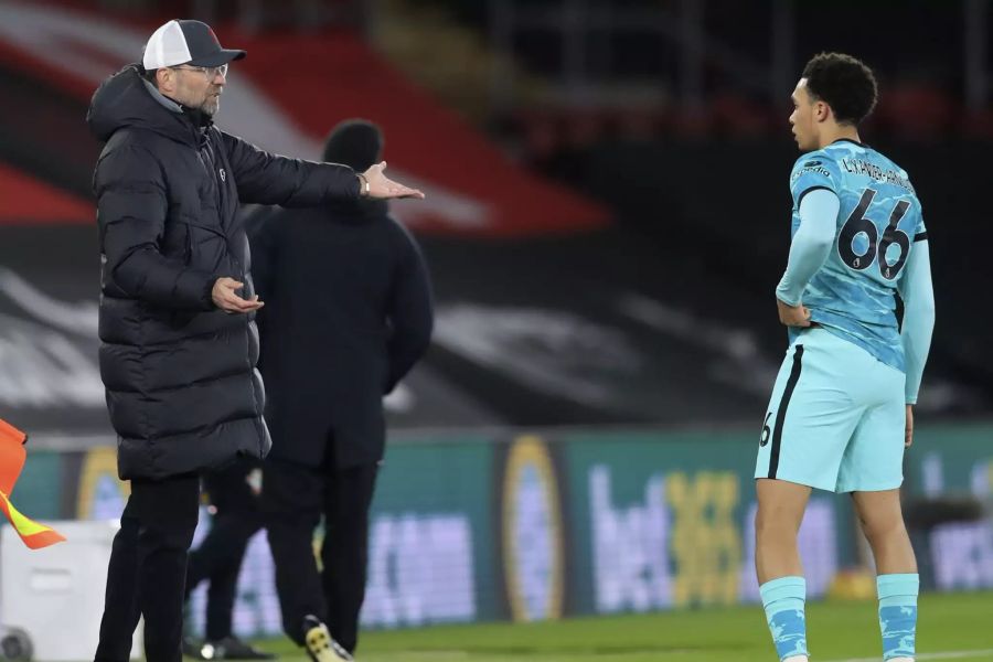 «Reds»-Trainer Jürgen Klopp gibt Trent Alexander-Arnold Anweisungen.