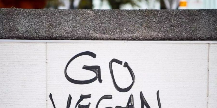 Zum Jahresbeginn beteiligen sich Menschen weltweit an der Initiative «Veganuary» und verzichten einen Monat auf tierische Produkte. Foto: Andreas Arnold/dpa