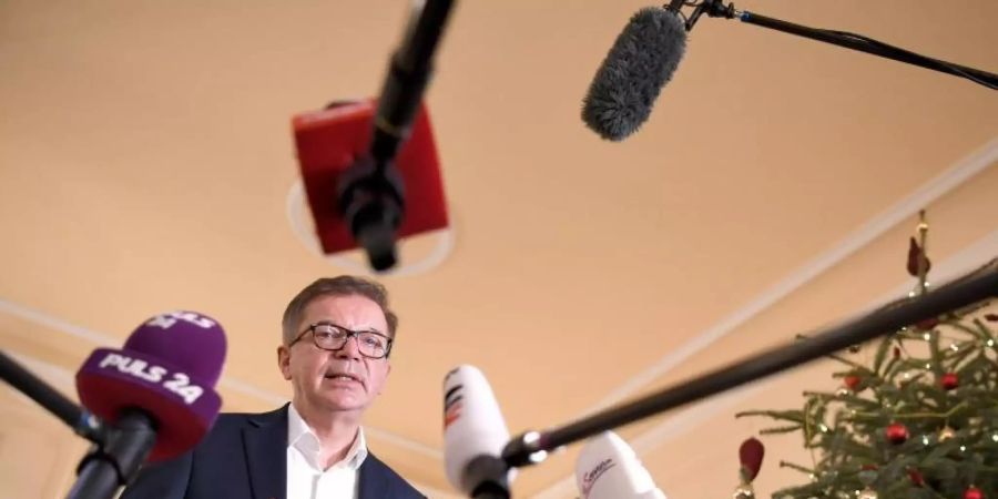 Österreichs Gesundheitsminister Rudolf Anschober informiert nach einem Treffen mit Vertretern der Parlamentsfraktionen die Medien: Das Land verlängert seinen Lockdown. Foto: Roland Schlager/APA/dpa