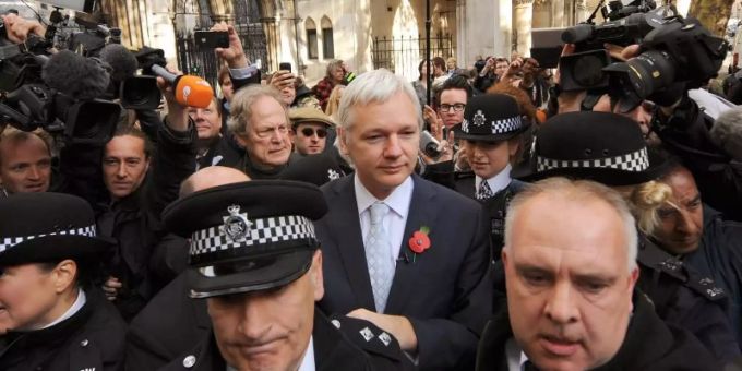 Wikileaks-Gründer Julian Assange steht Anfang November 2020 vor dem Royal Courts of Justice in London. Der britische Strafgerichtshof hat den US-Auslieferungsantrag für Assange abgelehnt. Foto: Dominic Lipinski/PA Wire/dpa Wikileaks-Gründer Julian Assange steht Anfang November 2020 vor dem Royal Courts of Justice in London. Der britische Strafgerichtshof hat den US-Auslieferungsantrag für Assange abgelehnt. Foto: Dominic Lipinski/PA Wire/dpa