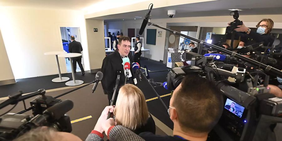 Rechtsanwalt Sebastien Courtoy spricht vor einer Sitzung der Brüsseler Ratskammer zu den Terroranschlägen im März 2016 mit der Presse. Wegen der Anschläge müssen sich zehn Beschuldigte vor einem belgischen Schwurgericht verantworten. Foto: Eric Lalmand/BELGA/dpa