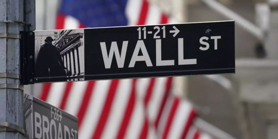 Ein Strassenschild an der Wall Street, dem Sitz der New Yorker Börse. Foto: Seth Wenig/AP/dpa