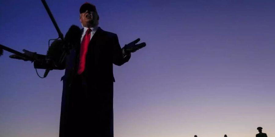 US-Präsident Trump spricht mit Journalisten bei seiner Ankunft am Hickory Regional Airport im US-Bundesstaat North Carolina. Foto: Evan Vucci/AP/dpa