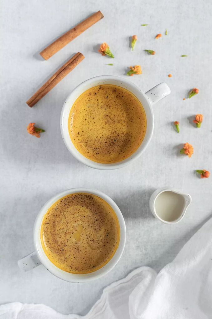 Kurkuma Latte mit Zimt. Kurkuma Latte