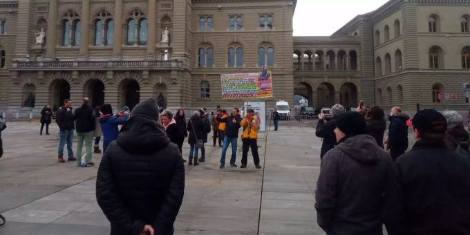 Bild vom Bundesplatz am Samstagnachmittag, bevor die Polizei eingriff. bundesplatz demo