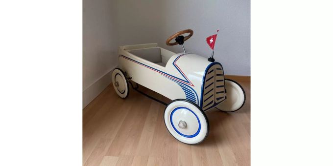 Das Wisa Gloria Tretauto des Jahrgangs 1949 steht im Büro der Baur Immobilien Treuhand GmbH zum Vergnügen bereit. Baur Immobilien Treuhand GmbH