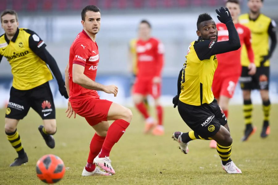 Yannick Schmid kommt Jean-Pierre Nsame im Spiel gegen YB nicht hinterher.