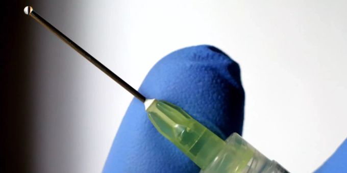 Die Bereitschaft, sich gegen das Coronavirus zu impfen, ist laut einer Umfrage bei Deutschschweizern höher. (Themenbild) Impfen Coronavirus