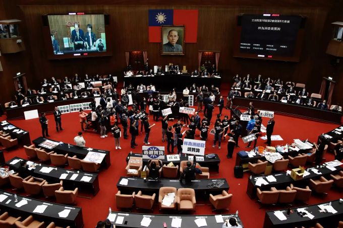 Die Kuomintang-Partei (KMT) hielt während eines Protests im Parlament in Taiwan Plakate in der Hand. taiwan