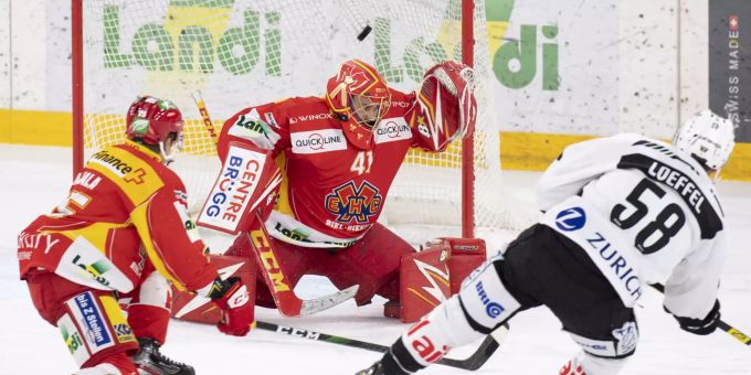 Biels Toni Rajala und Goalie Elien Paupe geschlagen zum 0:1 von Luganos Romain Loeffel. National League