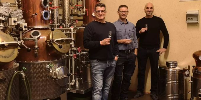 Hier genossen die beiden Gin-Liebhaber und der Brennmeister die ersten Tropfen des Aarauer Gins «Monkey in a Bottle» (v.l.): Michael Stampfli, Brennmeister Urs Lüthy und Jean Hächler. Monkey in a Bottle