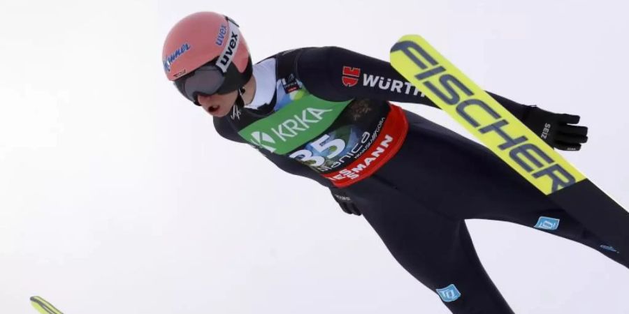 Startete stark in die Skiflug-WM in Planica: Karl Geiger. Foto: Darko Bandic/AP/dpa