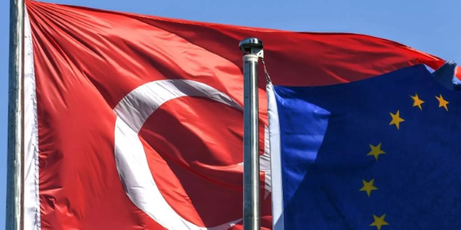 Flaggen der Türkei und der EU