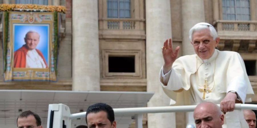 Paolo Gabriele (M.) mit Papst Benedikt