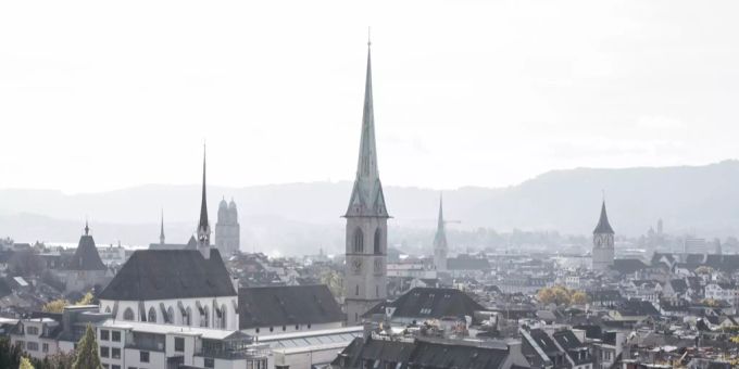 Die Türme der Predigerkirche, im Vordergrund Mitte, des Fraumünsters, Hintergrund links, Fraumünster, zweiter von rechts, St. Peter, rechts, aufgenommen am 3. November 2016 in Zürich. (Symbolbild) Reformierte Kirche Zürich