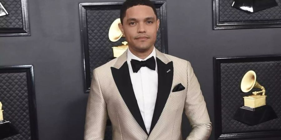 Der Comedian Trevor Noah soll im kommenden Jahr die Grammy-Verleihung moderieren. Foto: Jordan Strauss/Invision/AP/dpa