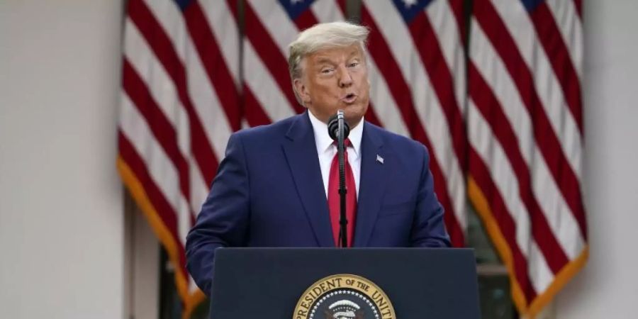 US-Präsident Donald Trump spricht im Rosengarten des Weissen Hauses. Foto: Evan Vucci/AP/dpa