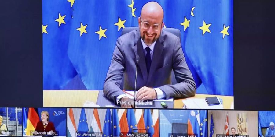 Charles Michel (M, oben), Präsident des Europäischen Rates, spricht bei der Videokonferenz der EU-Staats- und Regierungschefs zum Thema Corona und Haushaltsstreit. Foto: Olivier Matthys/AP Pool/dpa