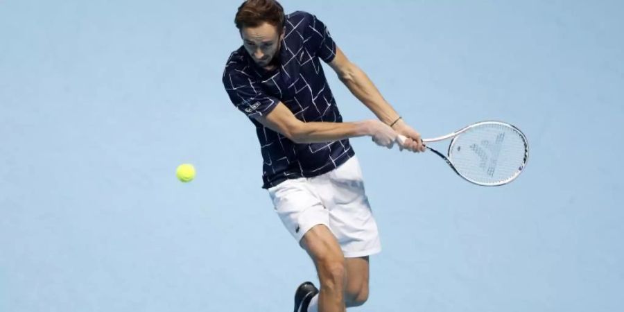 Daniil Medwedew im Halbfinale in Aktion gegen Rafael Nadal. Foto: Frank Augstein/AP/dpa