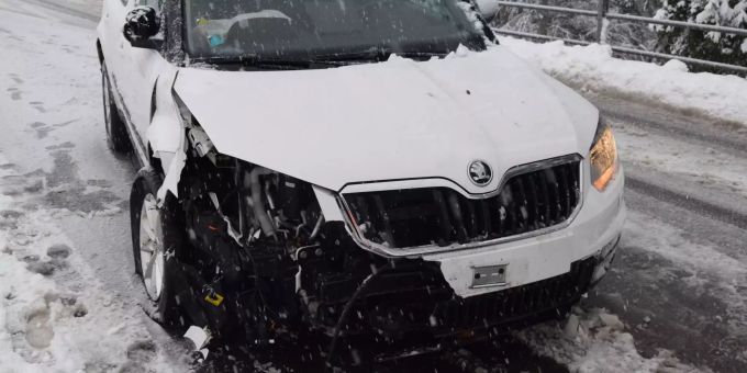 Personenwagen kollidiert mit Röhrenzaun.