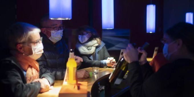 Besucher mit Schutzmaske lassen sich an der Bar beraten vor einer Vorstellung im Werdenberger Kleintheater «fabriggli» in Buchs SG. Coronavirus St.Gallen
