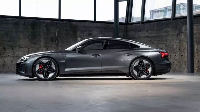 In der Silhouette ist die Verwandschaft der beiden Top-Stromer allerdings nicht zu leugnen Audi RS E-Tron GT