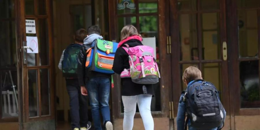 Da es keine einheitliche Regelung für die Öffnung gibt, könnten Länder die Schulen teilweise im Februar wieder öffnen. Foto: Arne Dedert/dpa